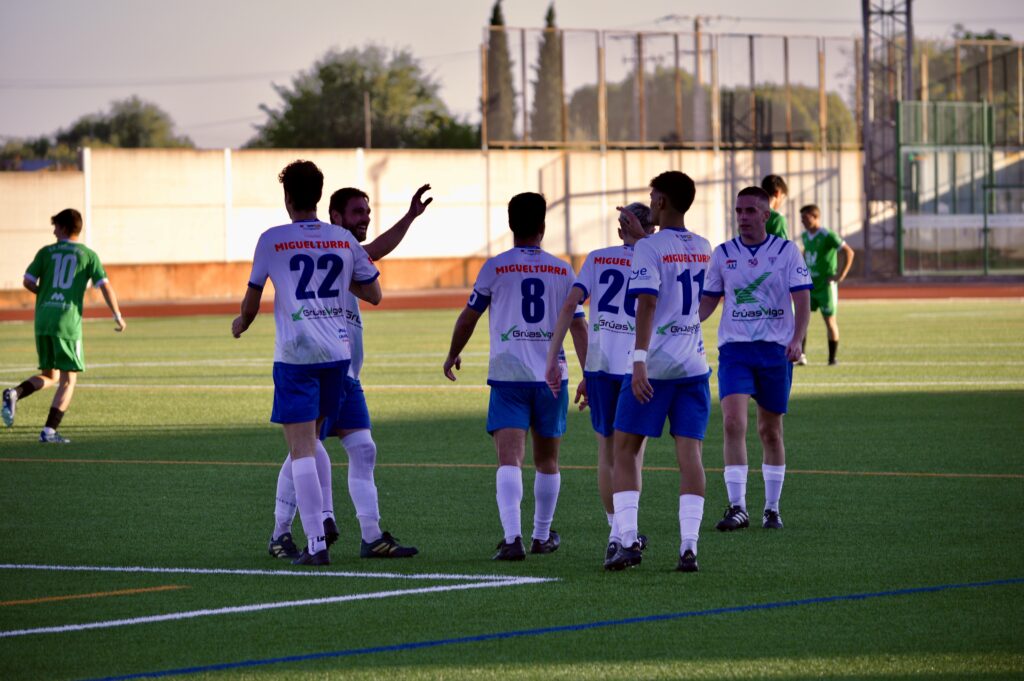 El Miguelturreño celebra un tanto frente al Piedrabuena | Diario de Miguelturra