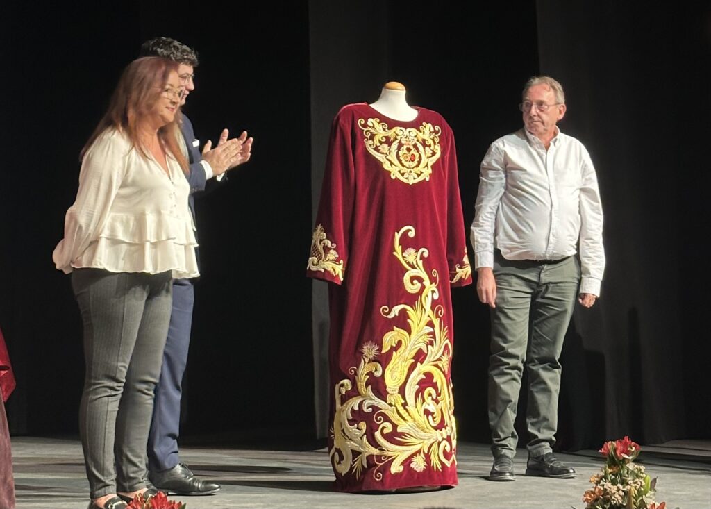 David Navas presenta la nueva túnica de Nuestro Padre Jesús del Perdón junto a Ana María Núñez Sánchez y Manuel Ángel Chamorro Miranda | Diario de Miguelturra