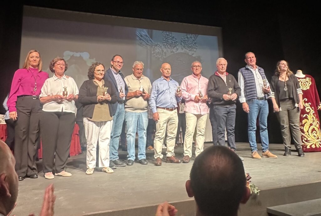 Miembros de la junta de gobierno de la Hermandad del Santo Sepulcro en el año 2000 | Diario de Miguelturra