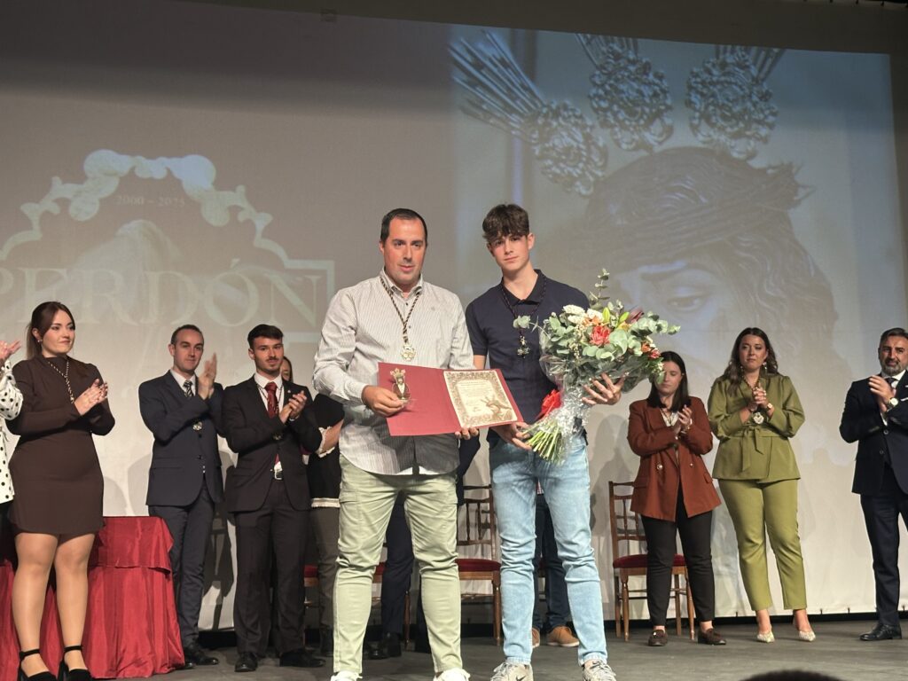 Álvaro Sánchez, hijo de Víctor Sánchez, recogió el reconocimiento que la hermandad le hizo a su padre | Diario de Miguelturra