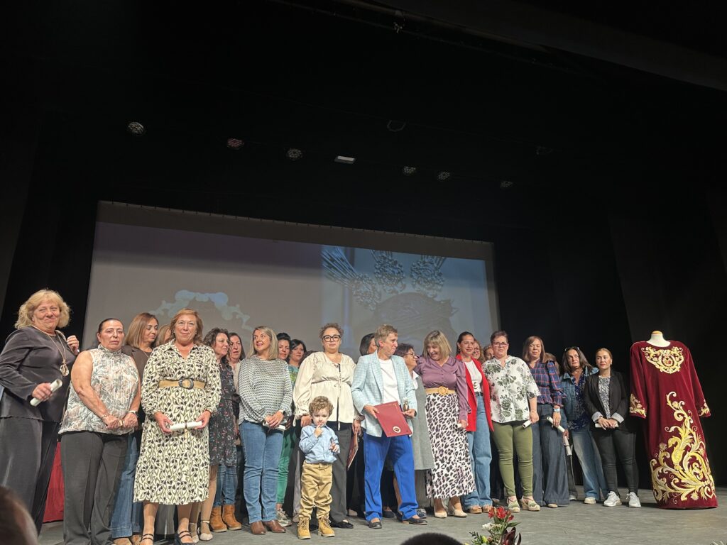 Foto de familia de la cuadrilla de costaleras | Diario de Miguelturra