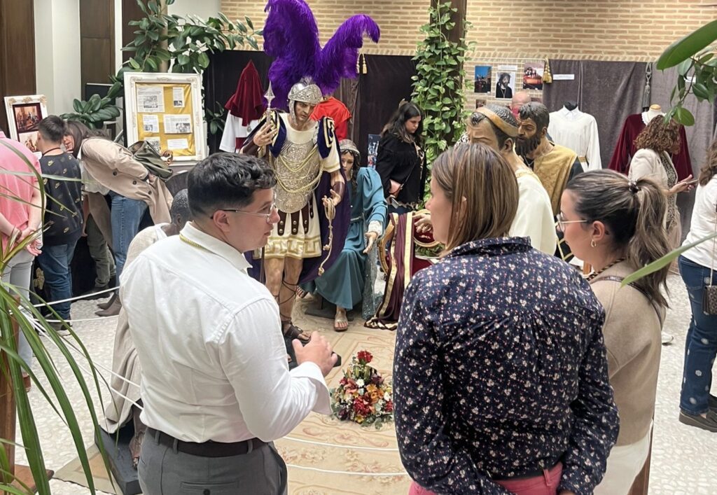 La concejala de Cultura, Carmen María Mohíno, inauguró la exposición junto a David Navas e Inés Rivas, hermano mayor y vice hermana mayor del Santo Sepulcro