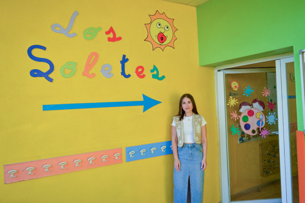 Lara Zapata en la entrada a la Escuela Infantil ‘Los Soletes’ | Diario de Miguelturra
