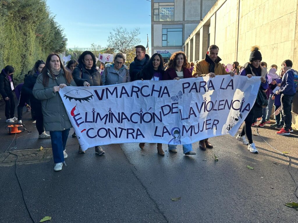 Las pancartas colorean la V Marcha por la Eliminación de la Violencia contra las Mujeres | Diario de Miguelturra