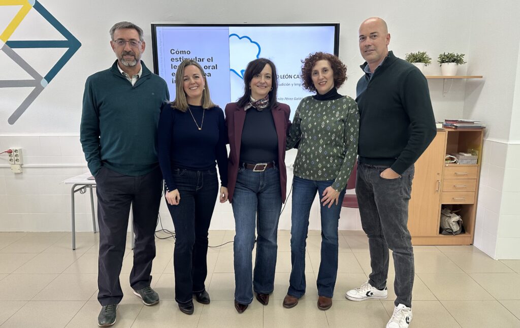 Antonio Fernández-Caballero (a la izquierda) y Soledad León (a su lado) junto a otros miembros del equipo directivo y del claustro del colegio Benito Pérez Galdós | Diario de Miguelturra