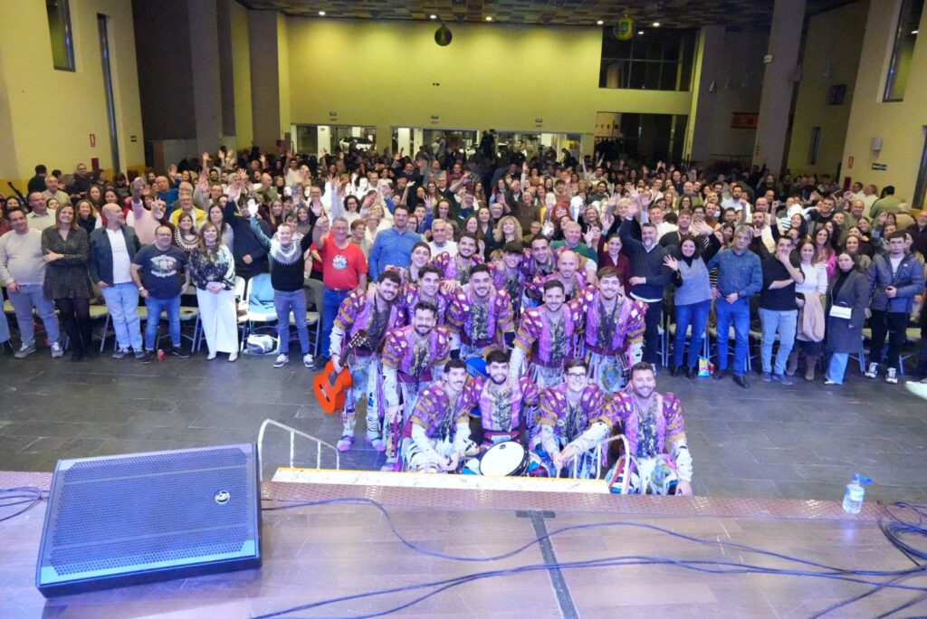 El CERE se volvió a llenar para celebrar el Precarnaval churriego con la Comparsa de la Cantera | Diario de Miguelturra