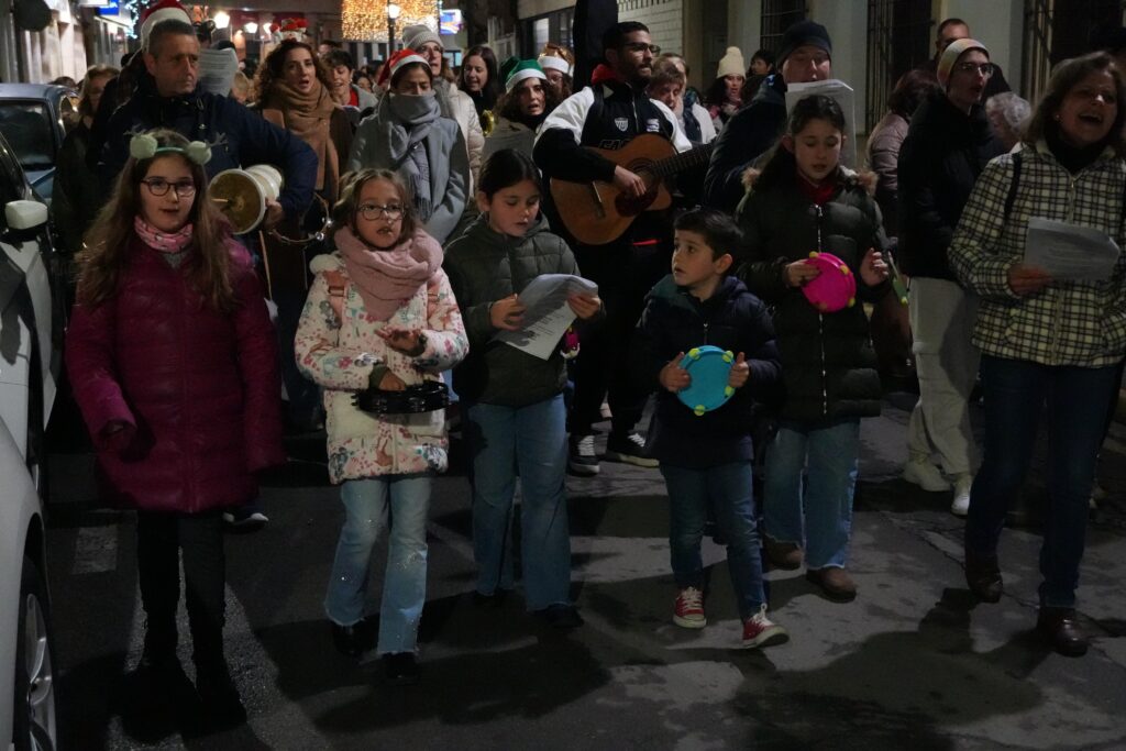 Niños y mayores disfrutan de la Zambomba Navideña | Diario de Miguelturra