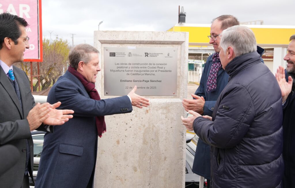 Emiliano García-Page junto a Luis Ramón Mohíno y Francisco Cañizares destapan la placa | Diario de Miguelturra
