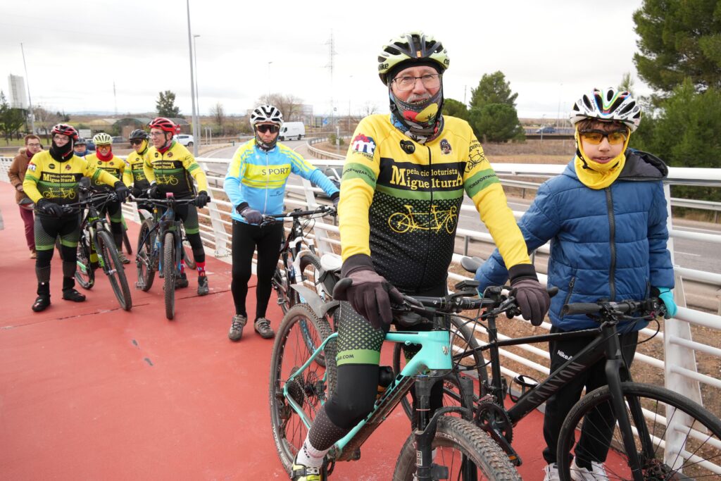 Un grupo de ciclistas no ha querido perderse la inauguración de la pasarela | Diario de Miguelturra