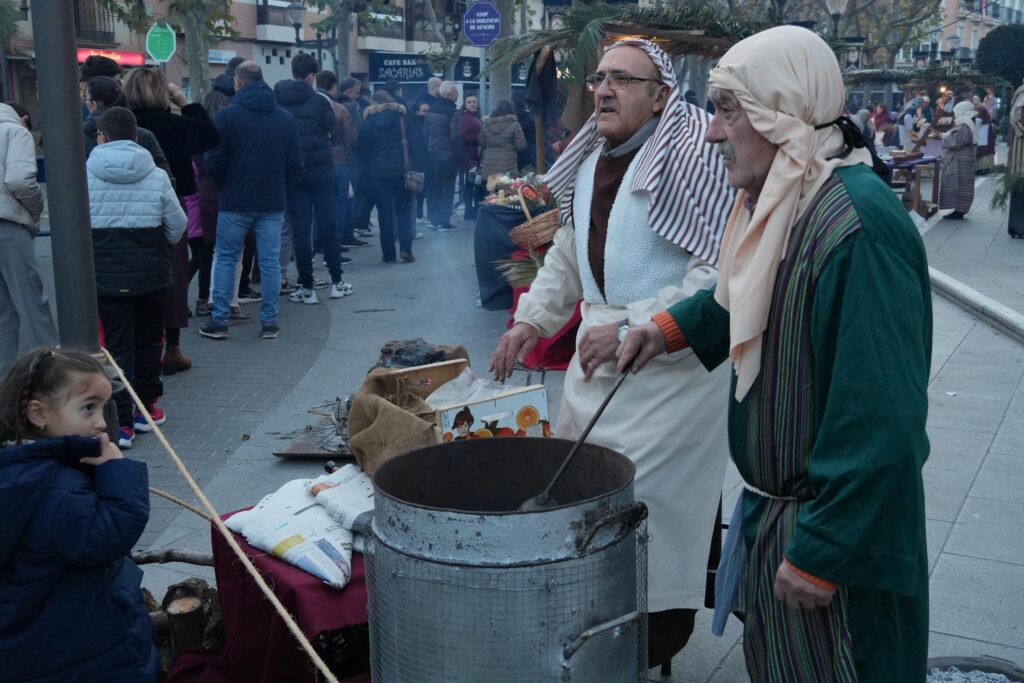 Durante el Belén Viviente se repartieron castañas, caldo, chocolate y rosquillas entre el público | Diario de Miguelturra
