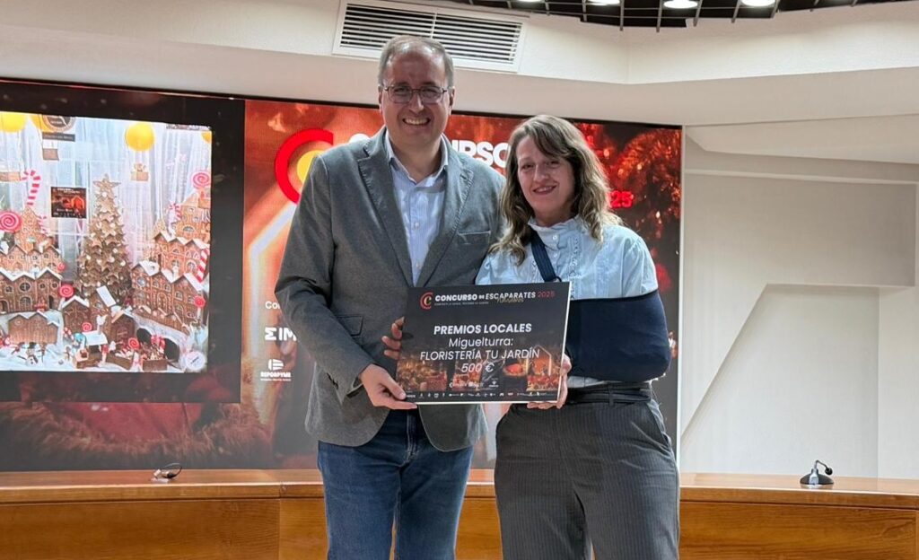 El alcalde de Miguelturra le entregó el premio a Marisa Ramírez, de Floristería Tu Jardín
