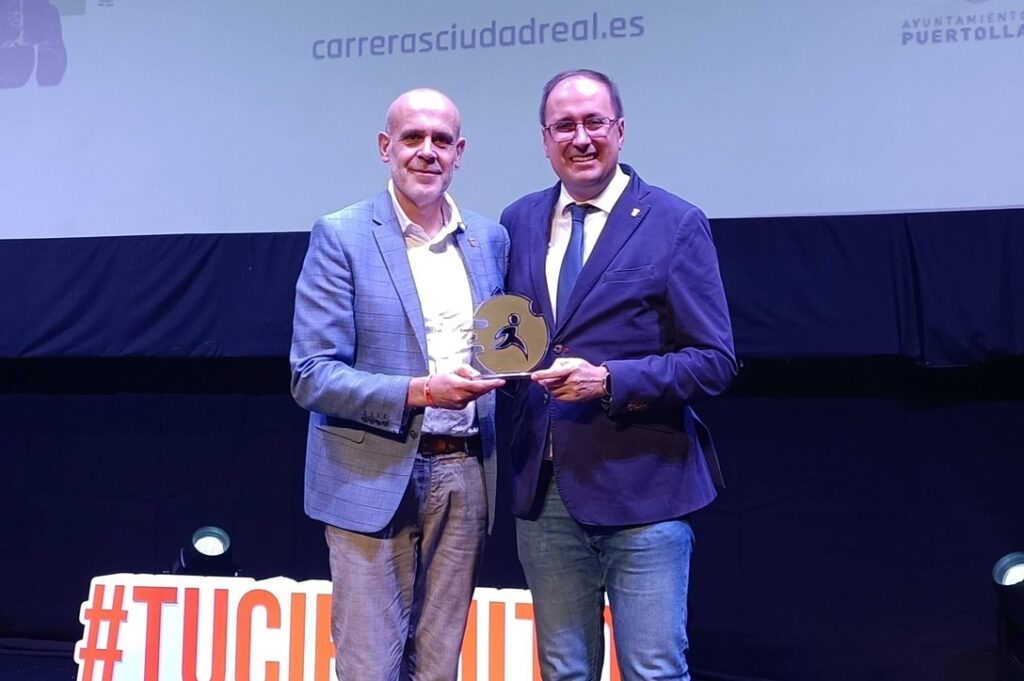 El alcalde de Miguelturra, Luis Ramón Mohíno (d), junto al presidente del Circuito de Carreras Populares de Ciudad Real, Julián Díaz