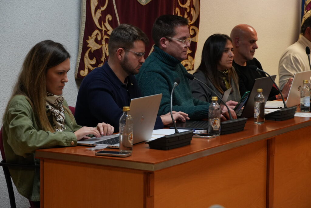 De izqda. a dcha.: Ana Gallego, Rafael Rivas, Raúl Domínguez, Virginia Martín y Julián Díaz (concejales del PSOE) | Diario de Miguelturra