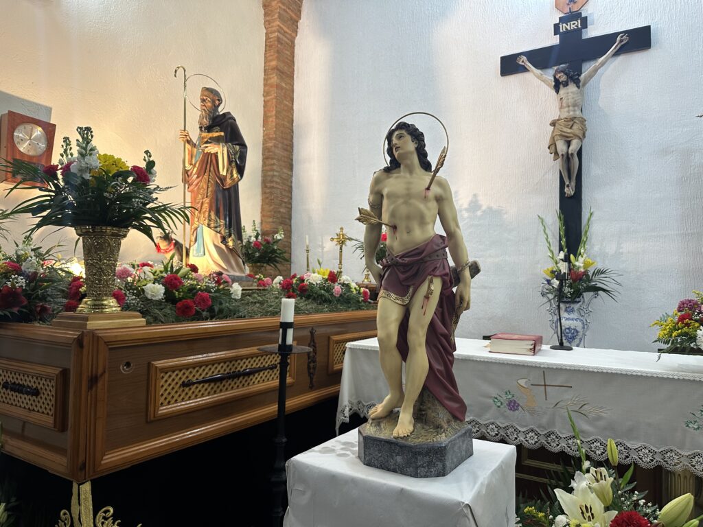 La imagen de San Sebastián preside la ermita tras su bendición | Diario de Miguelturra