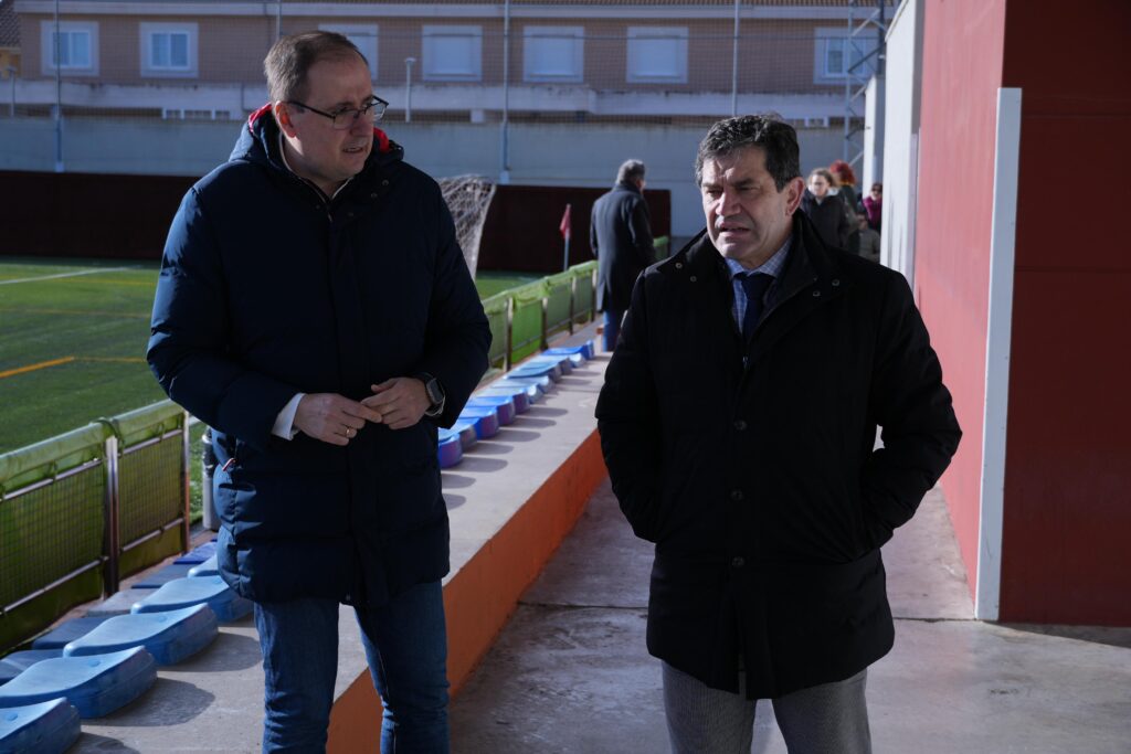 Luis Ramón Mohíno y Miguel Ángel Valverde charlan antes de la inauguración | Diario de Miguelturra