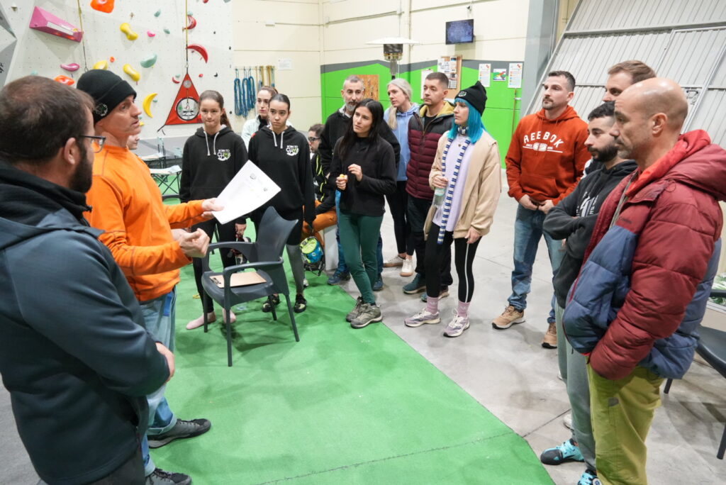 Los finalistas escuchan las indicaciones de la organización antes de comenzar a escalar | Diario de Miguelturra