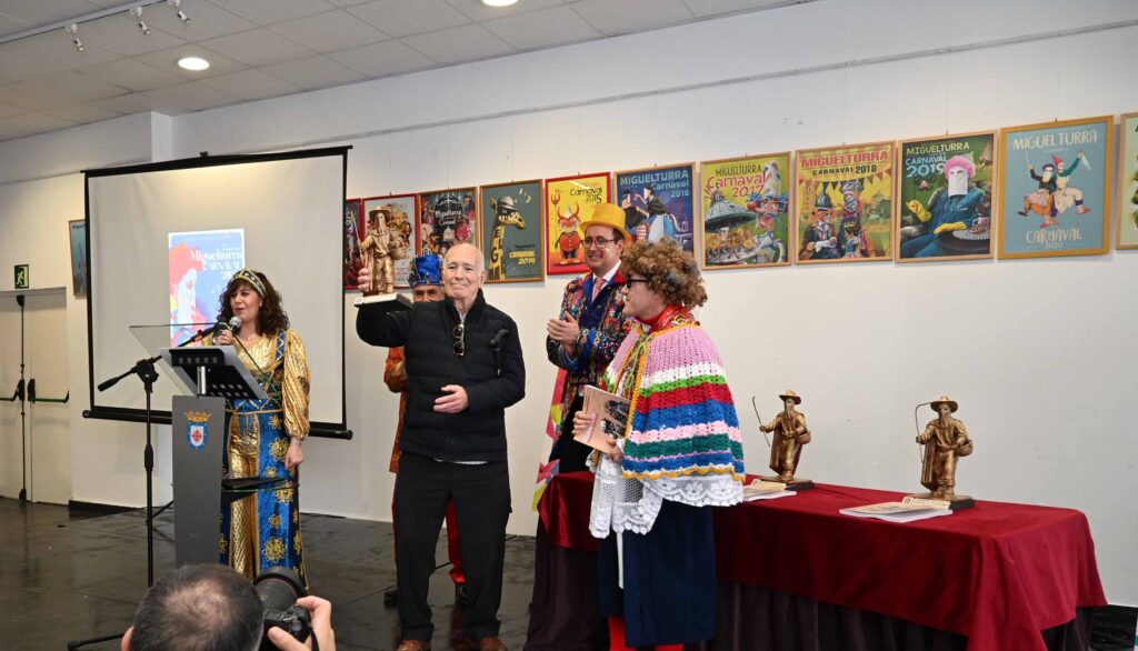 Federico Valero, muy emocionado, alzó bien alto el premio