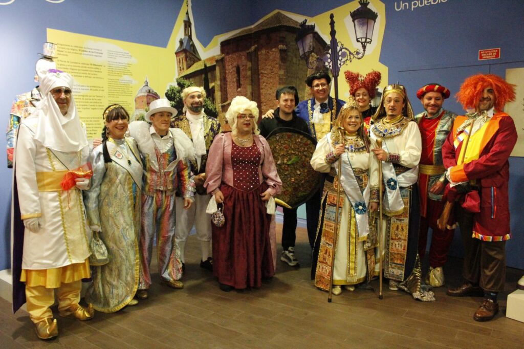 Foto de familia de autoridades, pregonero y representantes carnavaleros | Raquel Gómez