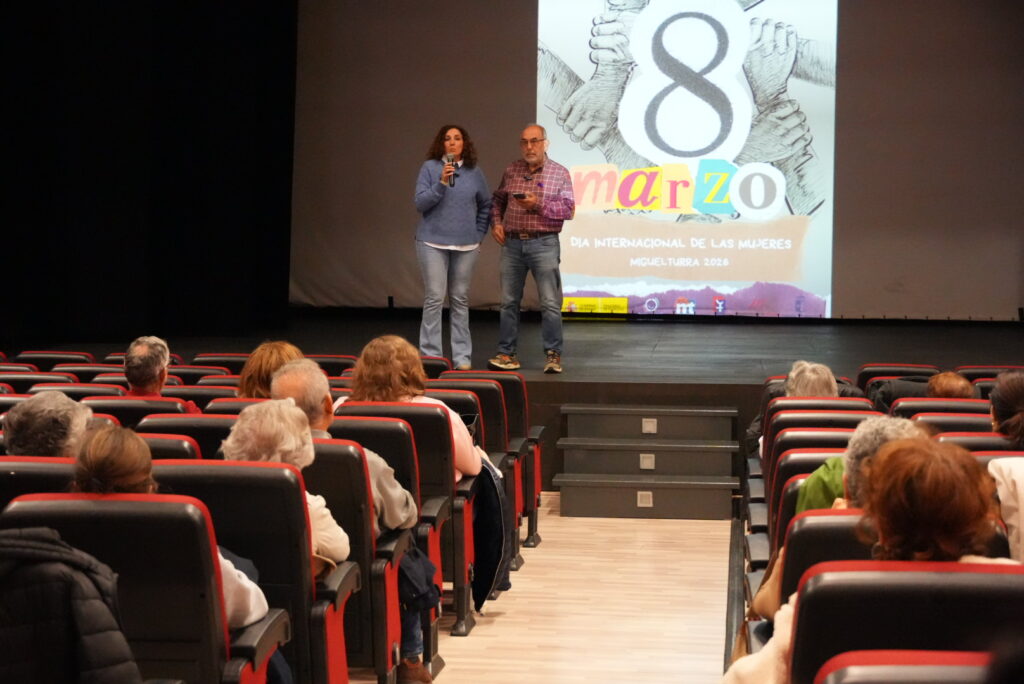 Caridad Sánchez y Manolo Risco se dirigen al público antes de comenzar la proyección | Diario de Miguelturra