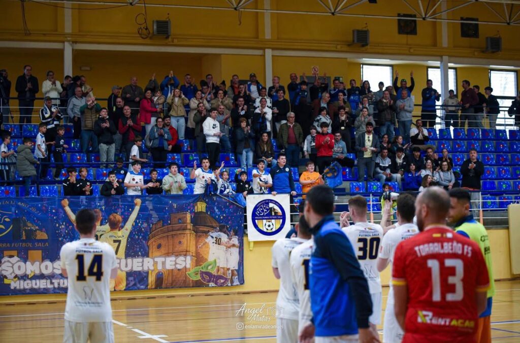 La afición volvió a animar a su equipo | Ángel Matas