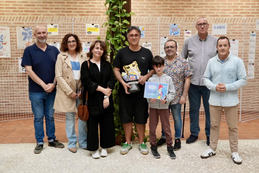 Francisco José Arévalo Ramos junto a parte del jurado del XXVII Concurso de Fotografía del Carnaval 2026 | Diario de Miguelturra