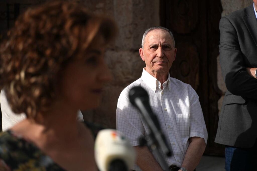 José Antonio Mondéjar observa a su hija Fátima | Diario de Miguelturra