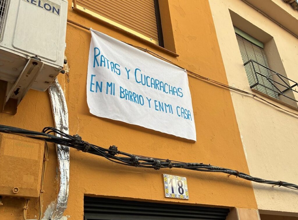 Pancartas elaboradas por los vecinos para denunciar la situación