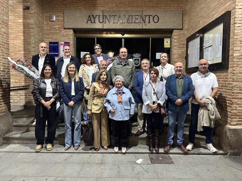 Las autoridades a las puertas del ayuntamiento instantes antes de la Ofrenda al Santísimo Cristo de la Misericordia | Diario de Miguelturra