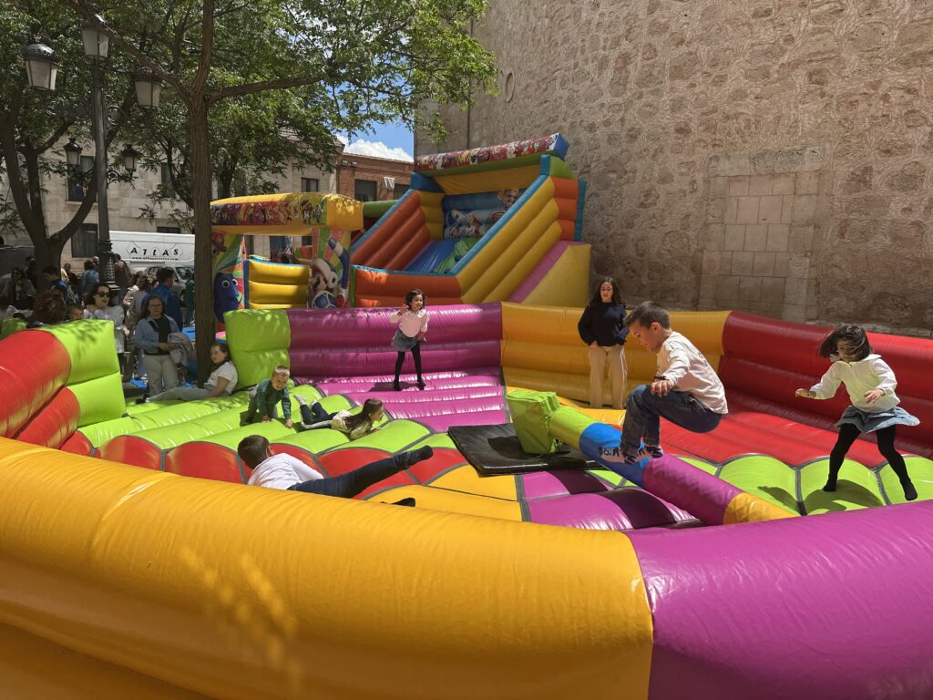 Los más pequeños disfrutan de unos hinchables gratuitos con motivo de las fiestas del Cristo | Diario de MIguelturra