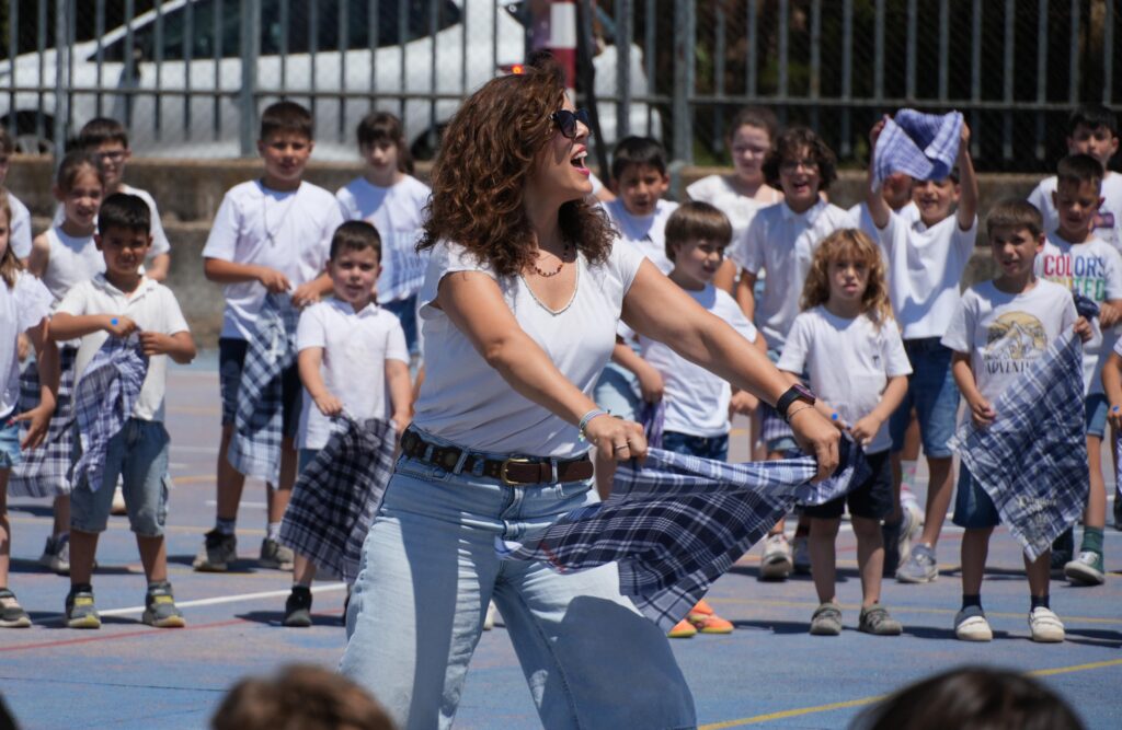 Lucía Morote, profesora de música, ha sido la encargada de dirigir la coreografía | Diario de Miguelturra
