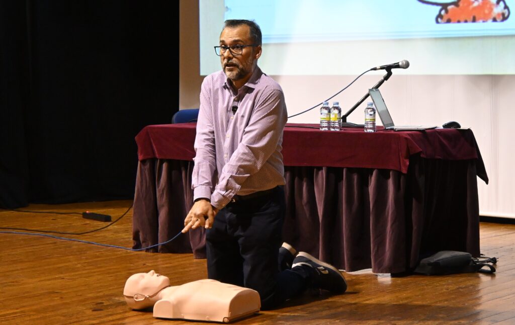 El doctor Javier Navarro compartió unas nociones básicas sobre primeros auxilios