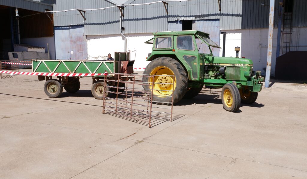 Concurso de habilidad con tractor con motivo de las celebraciones en honor a San Isidro