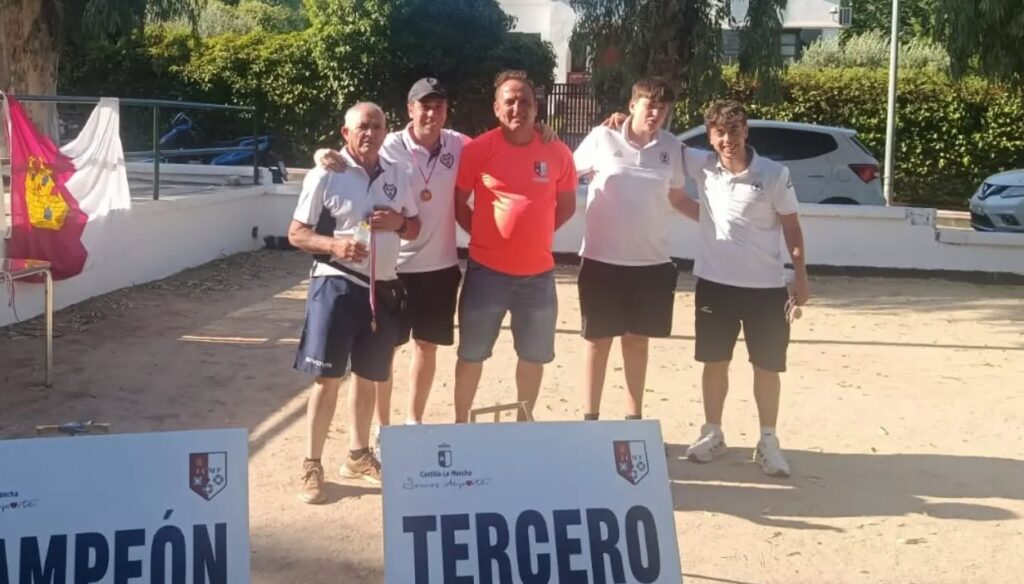 Francisco Muñoz (a la izquierda) y José Francisco González (segundo por la izquierda) | Club Petanca Miguelturra