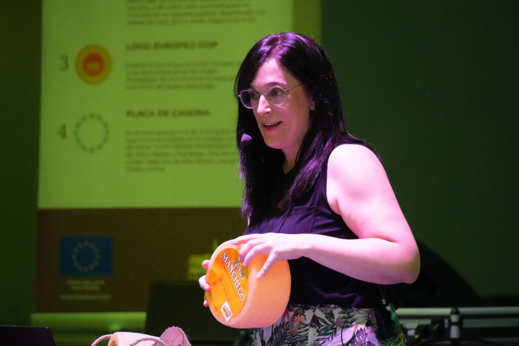 Esther Muñoz, directora del laboratorio de control de calidad de la Fundación CRDOP Queso Manchego y natural de Miguelturra, ha sido la encargada de dirigir esta cata de queso | Diario de Miguelturra