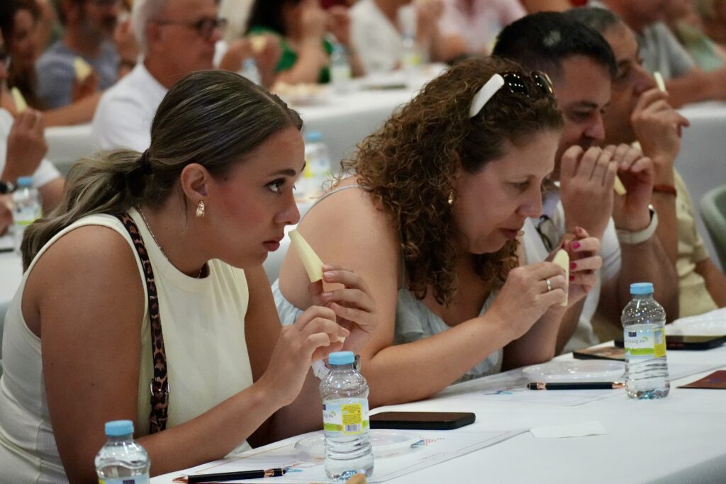 El olor ha sido una de las cosas a analizar en esta cata de queso | Diario de Miguelturra