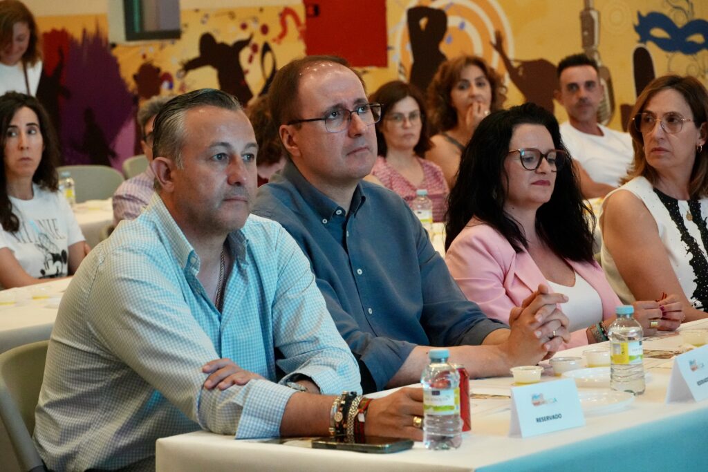 Luis Ramón Mohíno (c) junto a Adrián Fernández (i) y Rocío Zarco (d) | Diario de Miguelturra