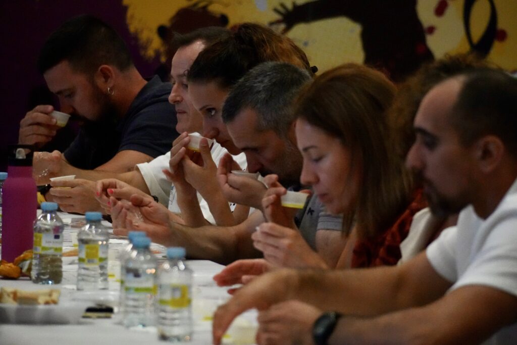 El olfato y el gusto, los dos sentidos activos en la cata de aceite | Diario de Miguelturra