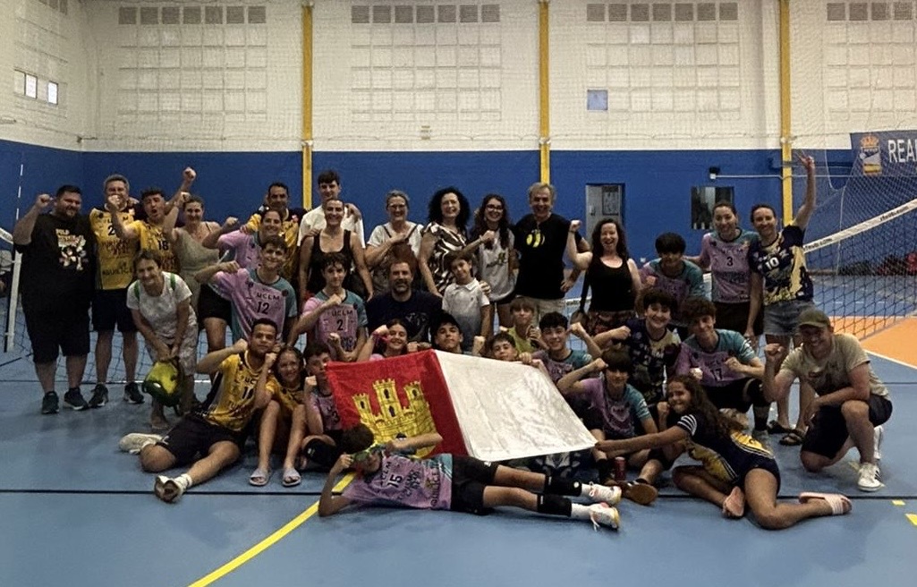Foto de familia de la amplia expedición que acompañó al equipo infantil masculino del ADV Miguelturra en el Campeonato de España | ADV Miguelturra