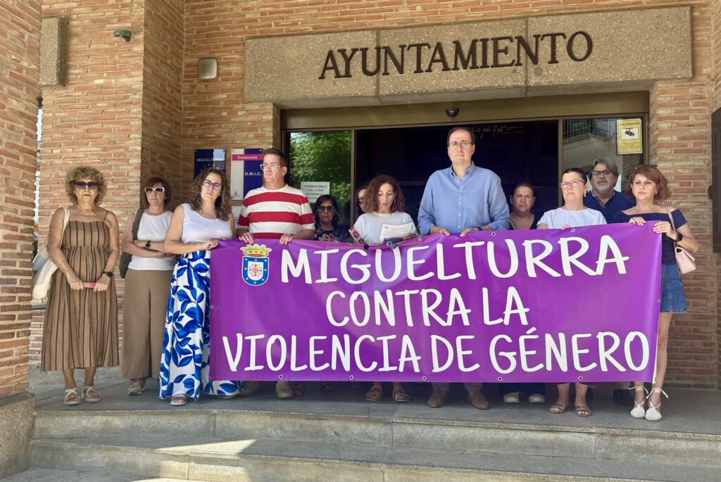 Minuto de silencio en repulsa de los últimos asesinatos por violencia de género | Diario de Miguelturra