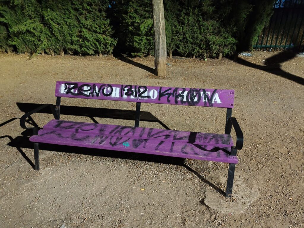 Banco de la vía verde vandalizado
