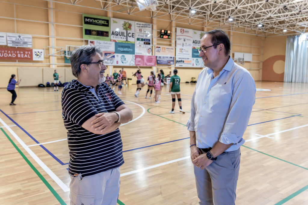 Luis Ramón Mohíno y Emiliano Domínguez acuden a un partido de la Spartan Handball Cup