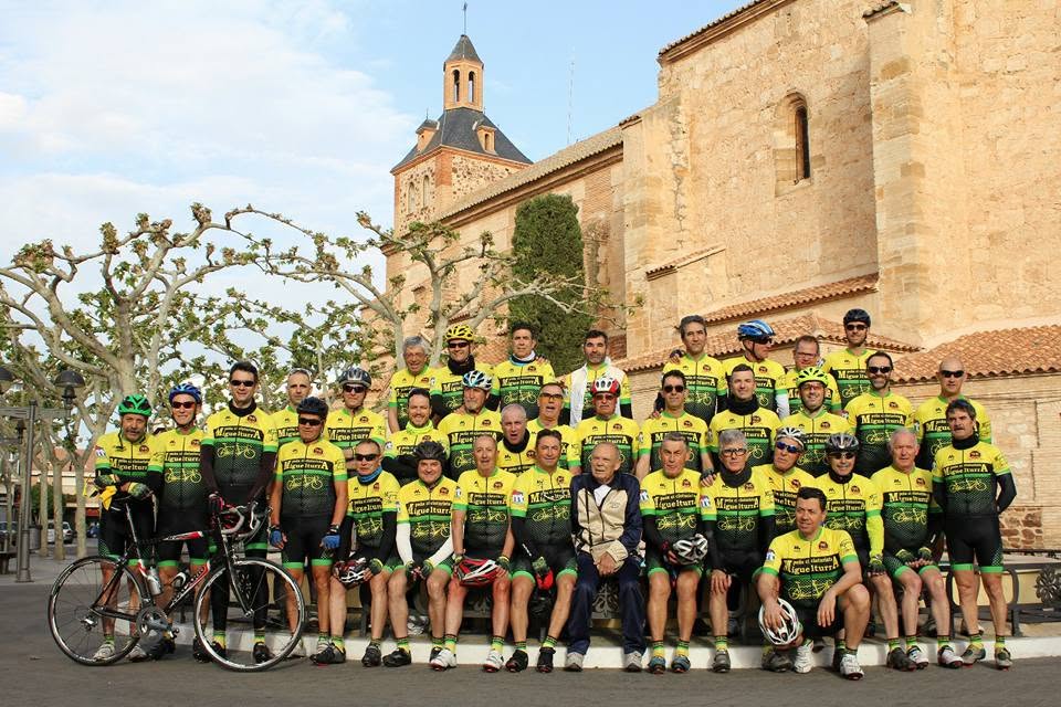 La Peña Cicloturista de Miguelturra, con Santiago Matas 'Taíllo' en el centro de la imagen | Peña Cicloturista Miguelturra