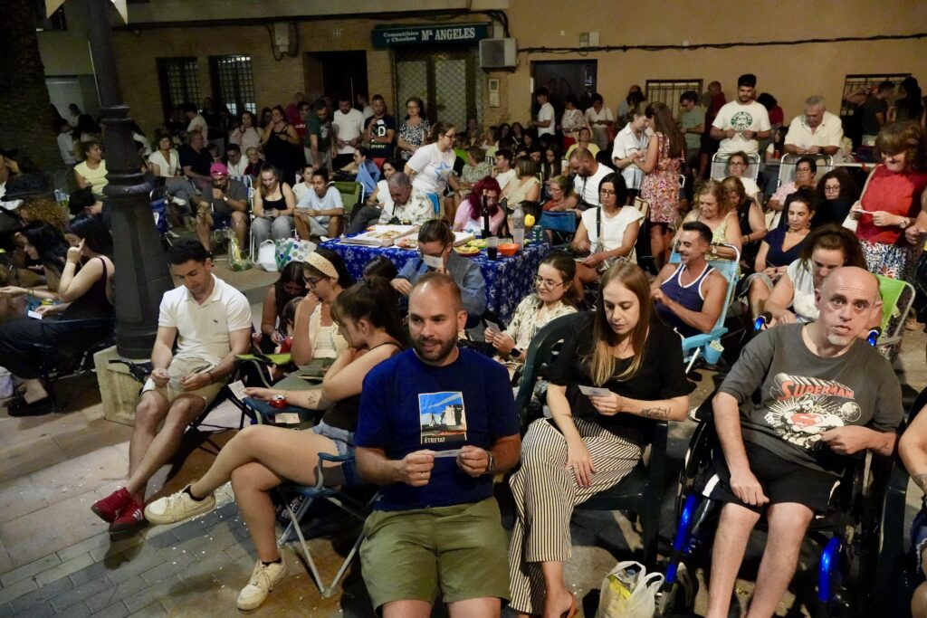 El lateral de la Plaza de la Virgen se llenó de sillas de camping, mesas, neveras e incluso pizzas | Diario de Miguelturra