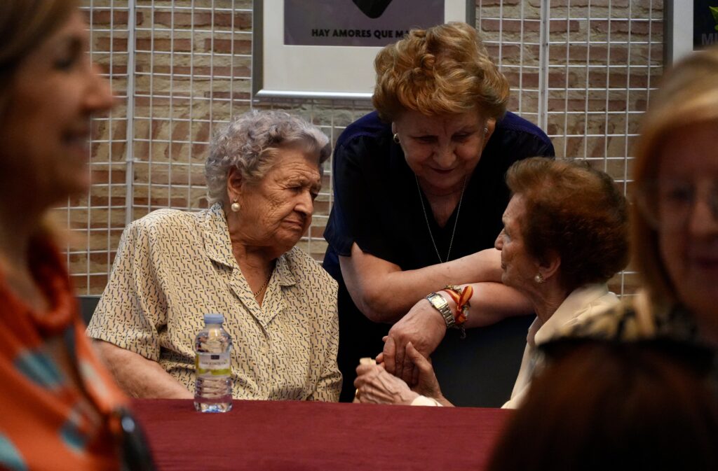 Tani Imedio charla con las homenajeadas antes de comenzar el acto | Diario de Miguelturra