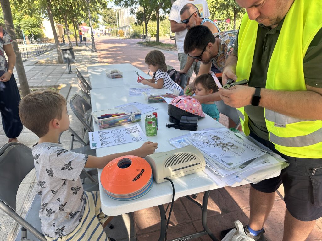 Taller de manualidades sobre educación vial con motivo de la Semana de la Movilidad | Diario de Miguelturra