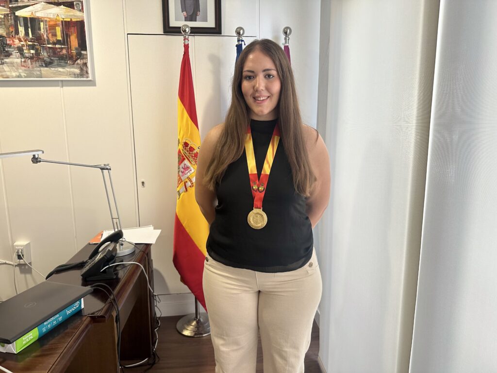 Guadalupe Aranda posa con su medalla en el despacho de alcaldía | Diario de Miguelturra