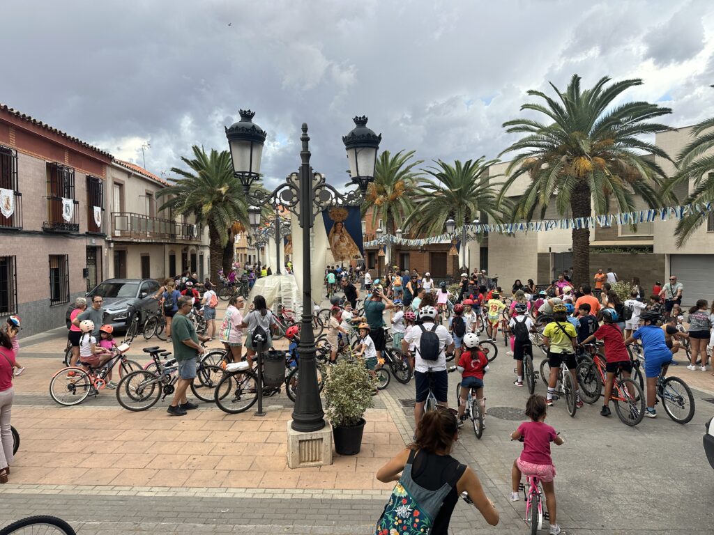 La Plaza de la Virgen volvió a ser el punto de encuentro de los participantes en el Día de la Bicicleta | Diario de Miguelturra