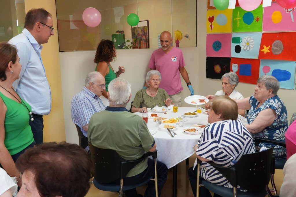 Los usuarios del Servicio de Estancias Diurnas también disfrutan del aperitivo de mayores con motivo de las Ferias y Fiestas | Diario de Miguelturra