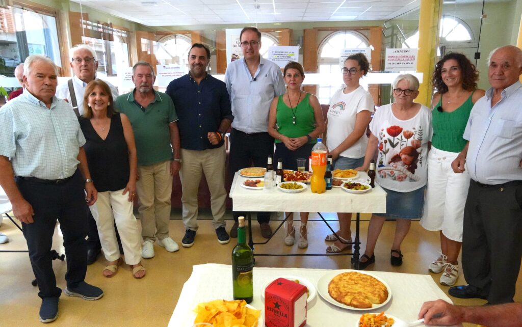 Diferentes representantes de la corporación municipal disfrutan del aperitivo con los mayores | Diario de Miguelturra