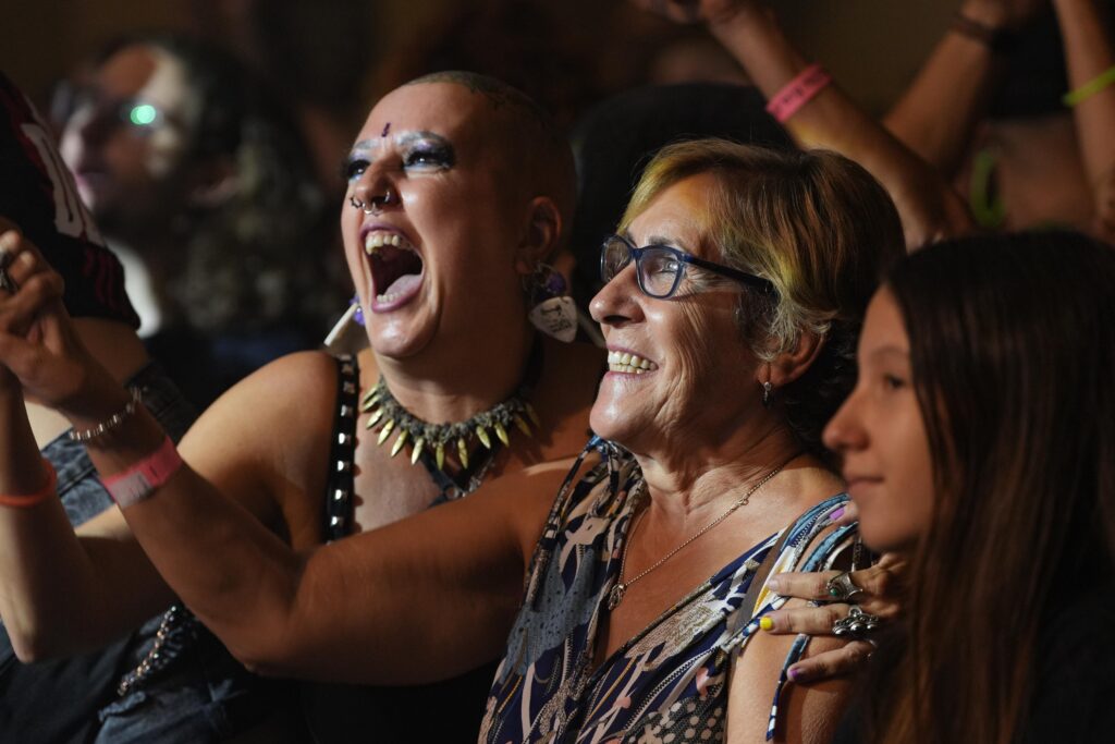 Una de las madres de los músicos disfruta del concierto en la primera fila | Diario de Miguelturra
